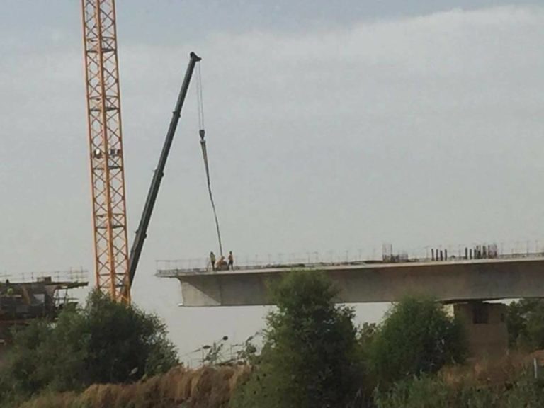 Serpent de mer ? Le pont sur le fleuve Gambie réalisé à  60%