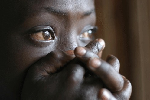 Le photographe jette son dévolu sur la femme de l’émigré, enceinte de 5 mois