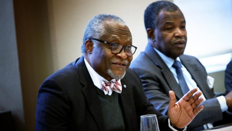 Présidentielle au Cameroun : l’avocat anglophone Akere Muna se désiste pour former une coalition avec l’ex ministre Maurice Kamto