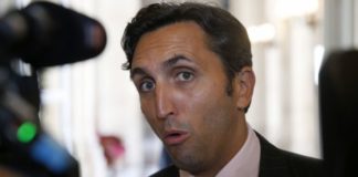 Ce député républicain français qui veut imposer un prénom du calendrier pour devenir français et interdire la double nationalité