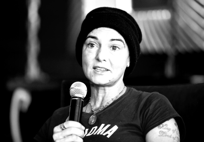 Convertie à l’islam, la chanteuse Sinead O’Connor ne veut plus fréquenter de “Blancs”