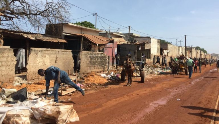 Le tracé du TER détruit presque tout le marché de Thiaroye-gare : « Macky Sall a sacrifié combien de centaines de pères de famille ? »