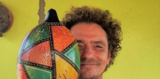 Artisanat : le Parisien Cyril dit Fallou, Sénégalais depuis 20 ans, met la calebasse dans tous états !