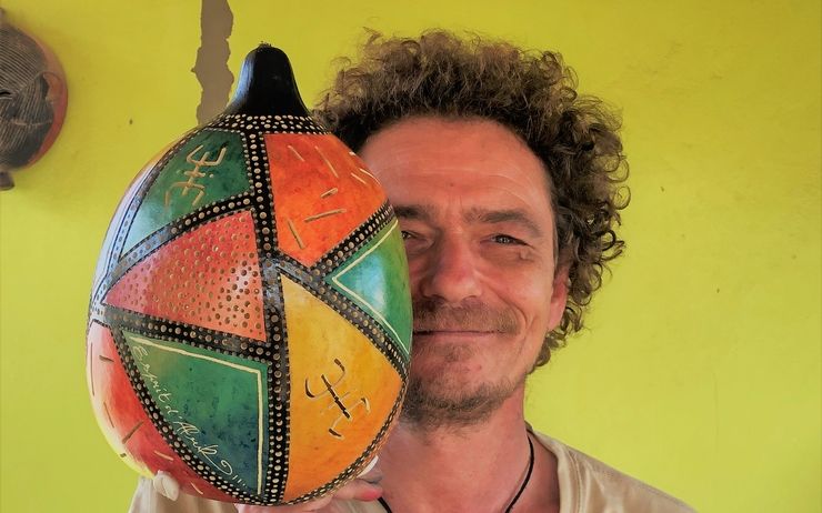 Artisanat : le Parisien Cyril dit Fallou, Sénégalais depuis 20 ans, met la calebasse dans tous états !
