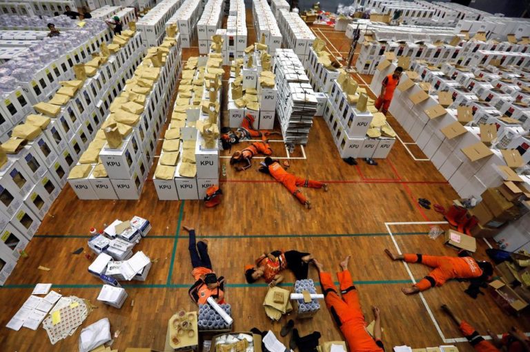 Fact-checking : Plus de 500 Indonésiens sont-ils morts de fatigue en dépouillant les votes des élections ?