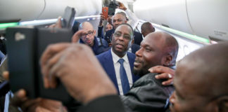 Voyage à Paris : les selfies de Macky Sall à bord d’Air Sénégal
