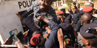 Place Soweto : Guy-Marius Sagna et compagnie jetés dans le fourgon de police, Rewmi proteste