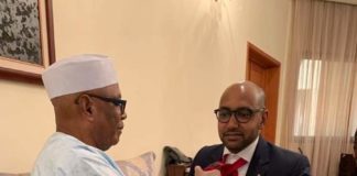 Le SG du gouvernement malien ne sait pas faire un noeud de cravate ?