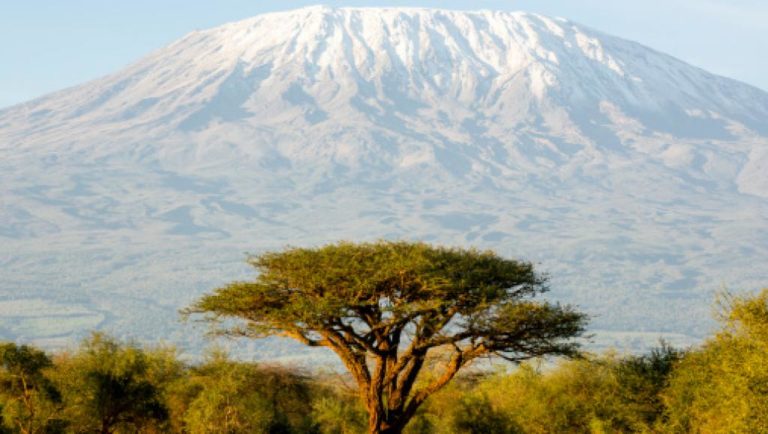 Un téléphérique pour l’ascension du Kilimandjaro par tous ? Projet très contesté du gouvernement tanzanien