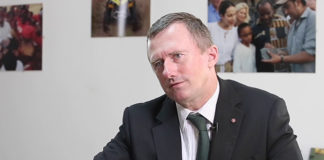 Lee White, un Britannique blanc ministre de la Forêt au Gabon