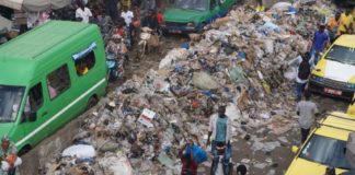 Bamako doit 20 milliards aux éboueurs et étouffe sous les ordures