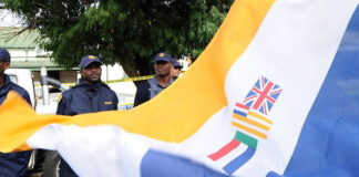 Le drapeau sud-africain de l’époque de l’apartheid désormais interdit par la loi