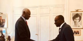 Dès son arrivée à Paris, le nouvel ambassadeur du Sénégal en France rend visite à Abdou Diouf