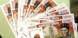 Saisie record de 1500 milliards de faux billets; des autorités mouillées