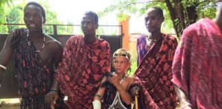 Le petit garçon suédois veut devenir Masaï