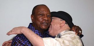 Salif Keïta réconforté par le président Alpha Condé