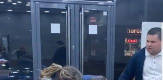 Il bouffe tranquillement son kebab pendant une bagarre générale