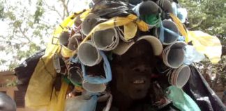 VIDÉO – Modou Fall, le sympathique monstre activiste des sacs plastiques recyclés