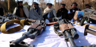 Les barbus talibans proposent du « ataya » aux Ricains