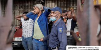 Corona-ivresse en Afrique du Sud : Pillages de magasins d’alcool après son interdiction, même la police s’y adonne