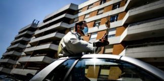 Portugal : le curé, curieusement dans une décapotable, fait sa procession de Pâques