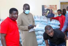 Covid-19 : Le directeur général de l’Adie Cheikh Bakhoum apporte sa contribution à Grand Yoff