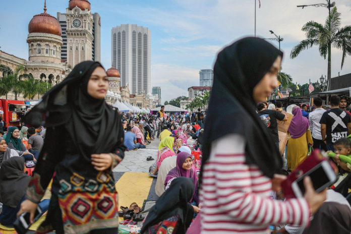 musulmans-malaisiens-reunis-place-Merdeka-Kuala-Lumpur-justede-rompre-jeune-Ramadan-4-2017_0_729_486