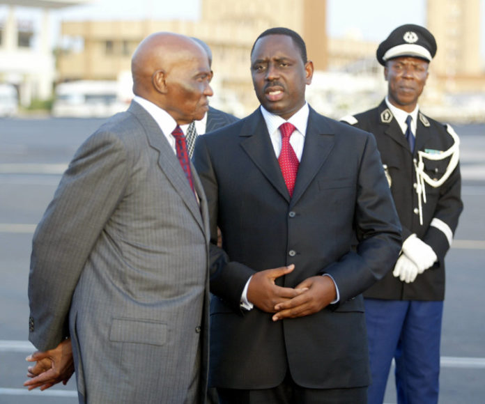 president-senegalais-Abdoulaye-Wade-gauche-Premier-ministre-Macky-Sall-allies-futurs-adversaires-28-decembre-2004-Dakar_2_729_607