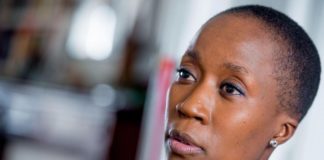 La chanteuse franco-malienne Rokia Traoré s’enfuit au Mali, violant la loi française