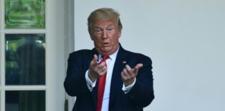 « Donald Trump est un parfait crétin » (candidat démocrate à la Maison-Blanche)