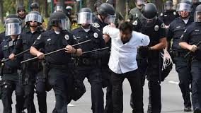 Violences policières aux USA : Quatre hommes en tenue radiés