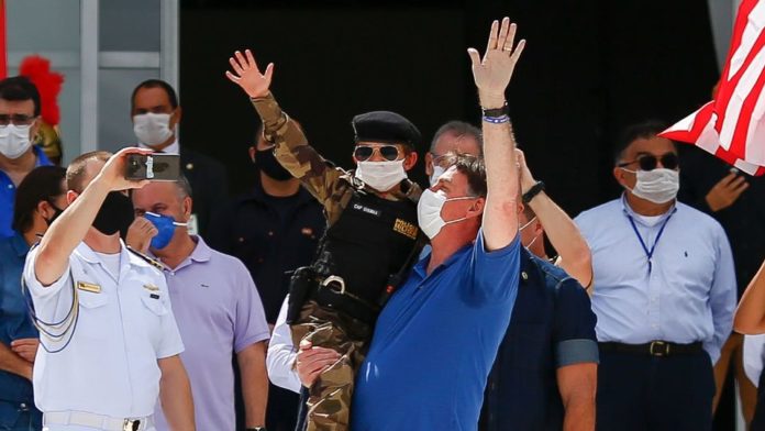 le-president-bresilien-jair-bolsonaro-tient-un-enfant-en-costume-militaire-a-brasilia-le-17-mai-2020_6263008
