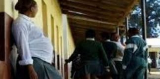 Ardeurs boostées au Kenya : des milliers de jeunes écolières enceintes pendant le confinement