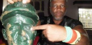 Essama, ce Camerounais qui décapite les statues coloniales à Douala, plusieurs fois arrêté pour cela