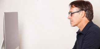 Suites du « SuisseGate » : Waldemar Krupski, le mari de l’ambassadrice recadrée par Dakar, supprime son « carnet de voyage » de son blog de coaching