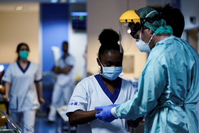 7800333433_des-soignants-au-sein-de-l-unite-dediee-aux-patients-du-covid-19-a-l-hopital-erasme-de-bruxelles