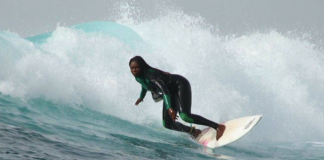Sénégal : sans mussoor* ni ndokett*, Khadjou Sambe à l’assaut des vagues / Vidéo