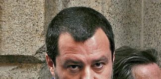 Salvini, leader de parti raciste en Italie, bousculé physiquement par une Congolaise