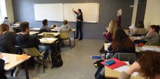 France: une enseignante menacée par des élèves après ses propos sur le voile
