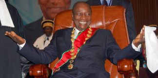Alpha Condé « re-réélu » : médiation internationale en cours à Conakry pour faire accepter le verdict