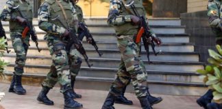 Présidentielle au Burkina: un Américain tué par les forces de sécurité devant un camp militaire