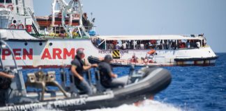Humanitaire en haute mer: le navire espagnole Open Arms repêche et transborde 255 migrants en Sicile