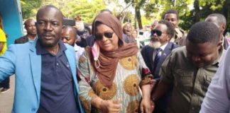 RDC: pour avoir déclamé en chanson une « Ingratitude » à l’élection de Felix Tshisekedi, la star Tshala Mwana arrêtée puis libérée
