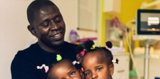 Les siamoises Ndèye et Marième Ndiaye, 4 ans, sauvées par Marième Faye Sall, entrent en primaire à Londres