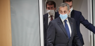 Trois ans de prison, la condamnation de Nicolas Sarkozy « lue » au-delà de France