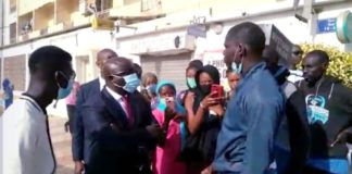 Idrissa Seck descend de son véhicule et va à la rencontre d’étudiants en colère