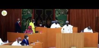 Le président du groupe parlementaire d’opposition tance en wolof le ministre des flics Antoine Abdoulaye Félix « Tony » Diome, en face à face