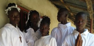 Les Sénégalais louent des aubes (vêtements blancs) pour les sacrements d’initiation chrétienne (1ère communion, confirmation)