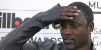 Akon se fait voler sa voiture de luxe pendant qu’il faisait le plein d’essence