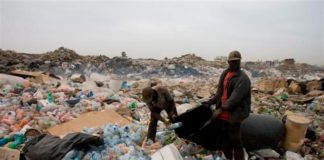 Macky Sall à Mbeubeuss : des éboueurs déportés pour 5.000 FCFA par balai ou par brouette !